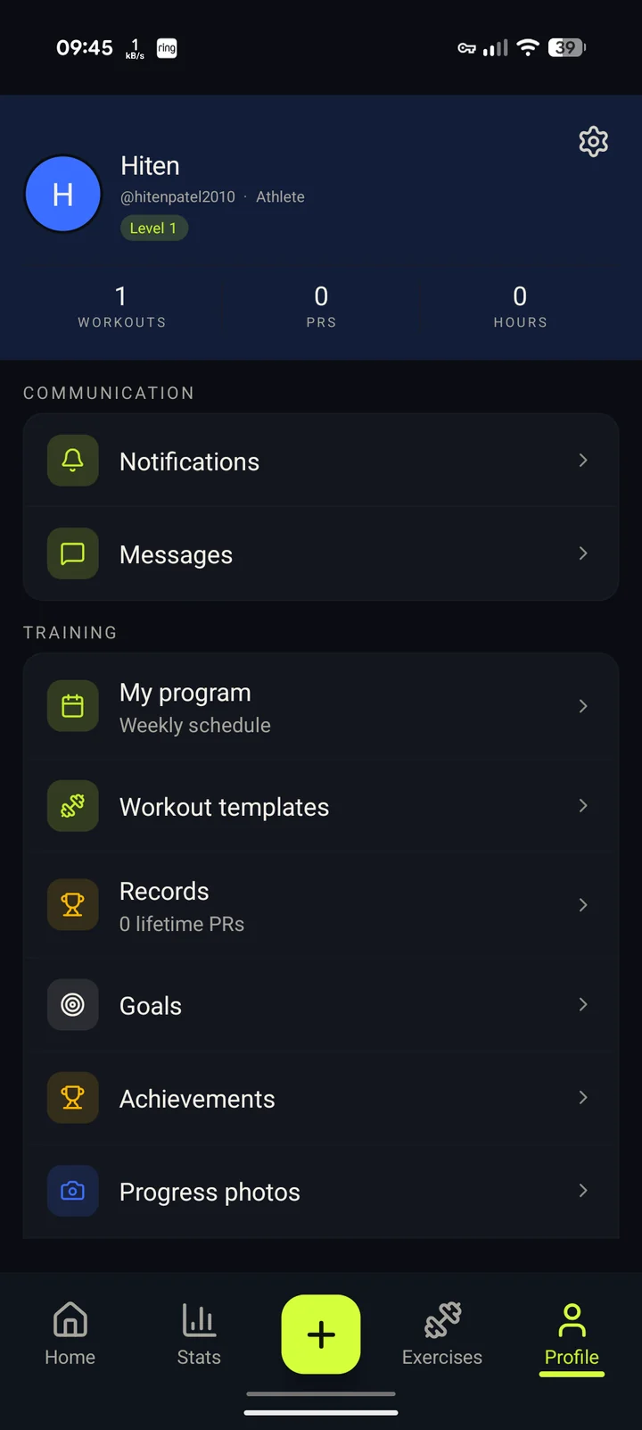 IronPulse profile: handle and athlete level header, lifetime workouts, PRs and hours counters, plus communication and training menus covering program, workout templates, records, goals, achievements and progress photos.